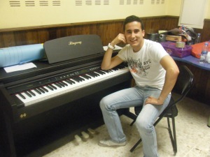 Antonio David junto al piano